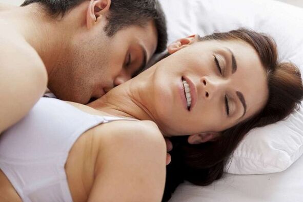 Hombre y mujer emocionados en la cama