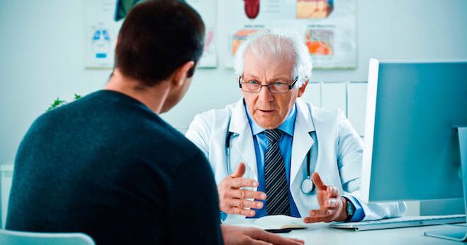 Un médico aconseja a un hombre sobre medicamentos que aumentan la potencia.