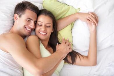 Chico y chica feliz en la cama